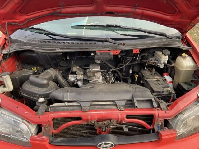Красный Хендай Н 200 пасс., объемом двигателя 2.4 л и пробегом 400 тыс. км за 4200 $, фото 2 на Automoto.ua