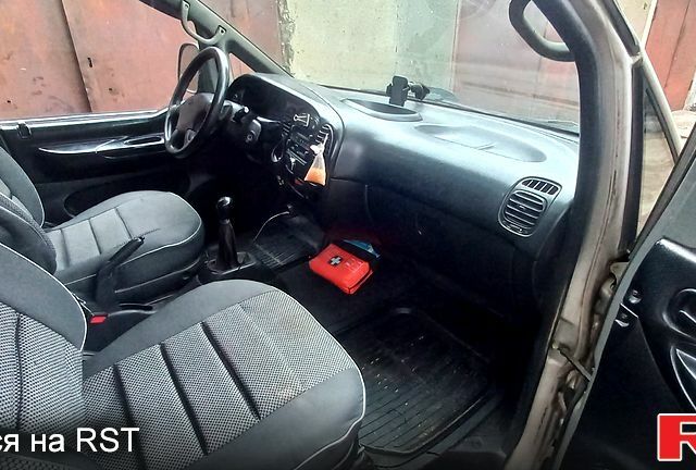 Серый Хендай Н 200 пасс., объемом двигателя 2.5 л и пробегом 360 тыс. км за 4000 $, фото 8 на Automoto.ua