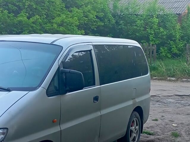 Серый Хендай Н 200 пасс., объемом двигателя 2.5 л и пробегом 0 тыс. км за 3800 $, фото 1 на Automoto.ua