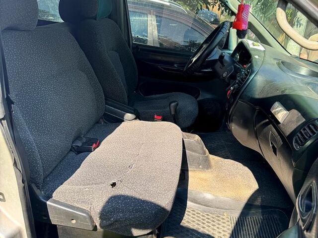 Сірий Хендай Н 200 пас., об'ємом двигуна 2.5 л та пробігом 310 тис. км за 2000 $, фото 5 на Automoto.ua