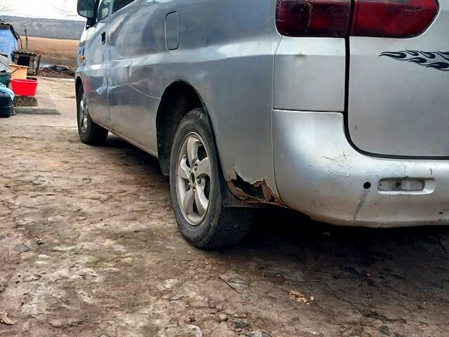 Серый Хендай Н 200 пасс., объемом двигателя 2.5 л и пробегом 620 тыс. км за 2100 $, фото 3 на Automoto.ua