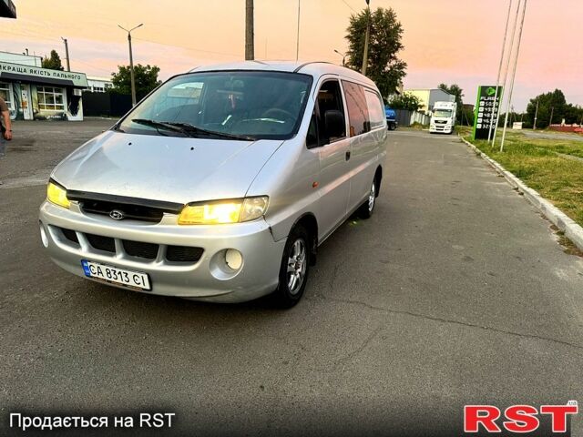 Сірий Хендай Н 200 пас., об'ємом двигуна 2.5 л та пробігом 310 тис. км за 2000 $, фото 1 на Automoto.ua