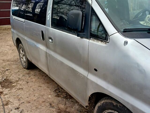 Серый Хендай Н 200 пасс., объемом двигателя 2.5 л и пробегом 620 тыс. км за 2100 $, фото 1 на Automoto.ua