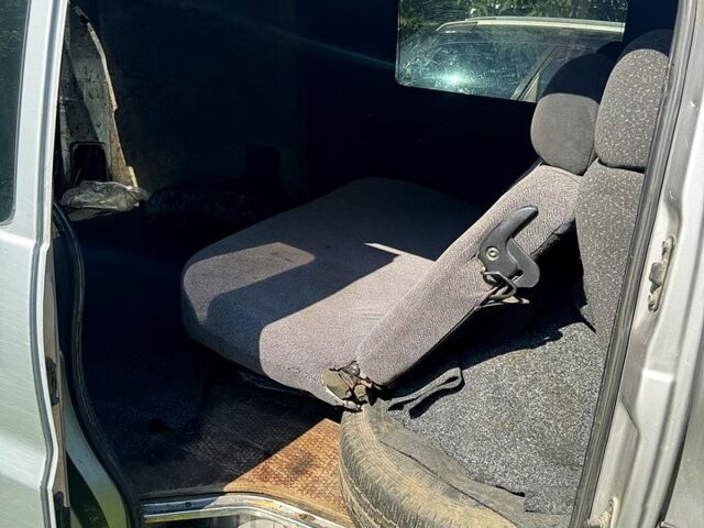 Сірий Хендай Н 200 пас., об'ємом двигуна 2.5 л та пробігом 310 тис. км за 2000 $, фото 4 на Automoto.ua