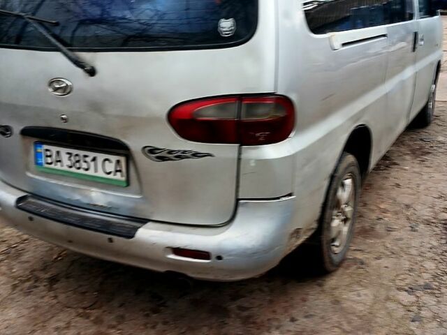 Серый Хендай Н 200 пасс., объемом двигателя 2.5 л и пробегом 620 тыс. км за 2100 $, фото 4 на Automoto.ua