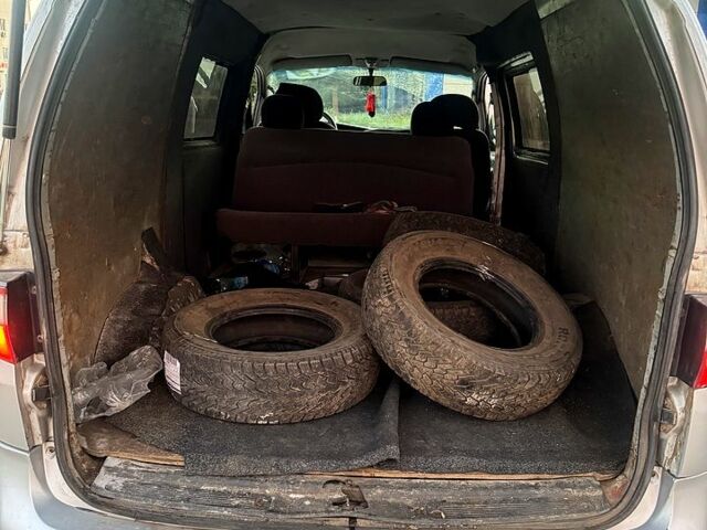 Сірий Хендай Н 200 пас., об'ємом двигуна 2.5 л та пробігом 310 тис. км за 2000 $, фото 3 на Automoto.ua