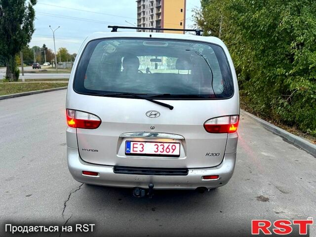 Серый Хендай Н 200 пасс., объемом двигателя 2.5 л и пробегом 250 тыс. км за 3800 $, фото 3 на Automoto.ua