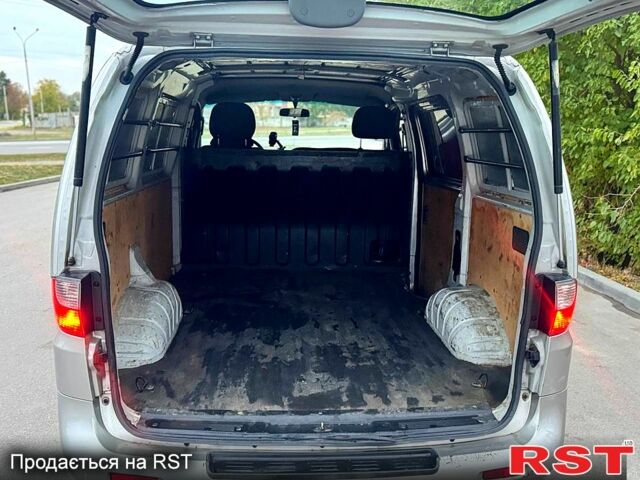 Серый Хендай Н 200 пасс., объемом двигателя 2.5 л и пробегом 250 тыс. км за 3800 $, фото 5 на Automoto.ua