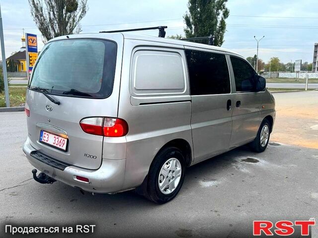 Серый Хендай Н 200 пасс., объемом двигателя 2.5 л и пробегом 250 тыс. км за 3800 $, фото 4 на Automoto.ua