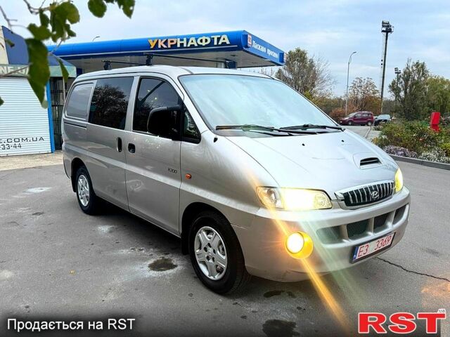 Серый Хендай Н 200 пасс., объемом двигателя 2.5 л и пробегом 250 тыс. км за 3800 $, фото 1 на Automoto.ua