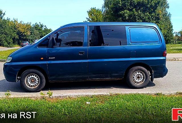 Синий Хендай Н 200 пасс., объемом двигателя 2.5 л и пробегом 407 тыс. км за 4000 $, фото 2 на Automoto.ua