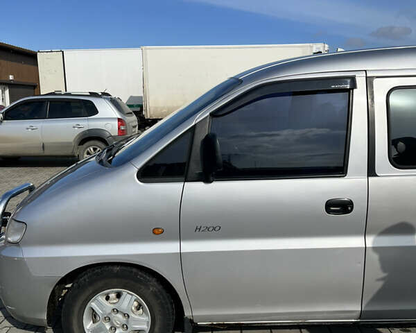 Сірий Хендай Н 200, об'ємом двигуна 2.48 л та пробігом 401 тис. км за 3300 $, фото 6 на Automoto.ua