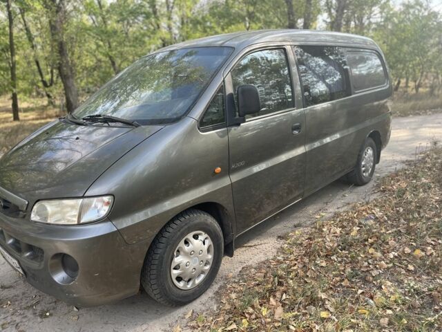 Серый Хендай Н 200, объемом двигателя 2.5 л и пробегом 220 тыс. км за 4000 $, фото 1 на Automoto.ua