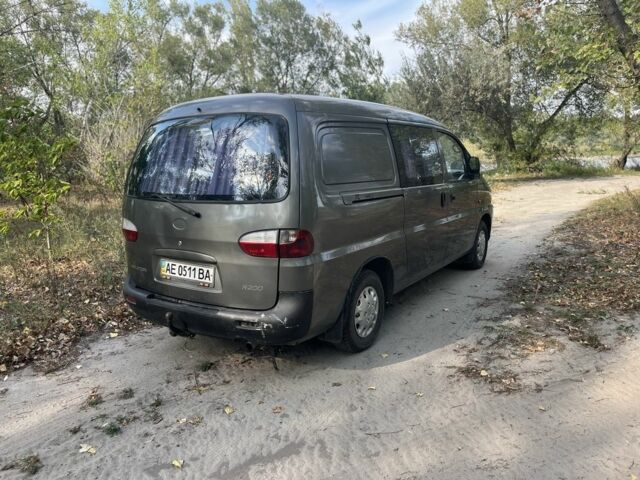 Серый Хендай Н 200, объемом двигателя 2.5 л и пробегом 220 тыс. км за 4000 $, фото 4 на Automoto.ua