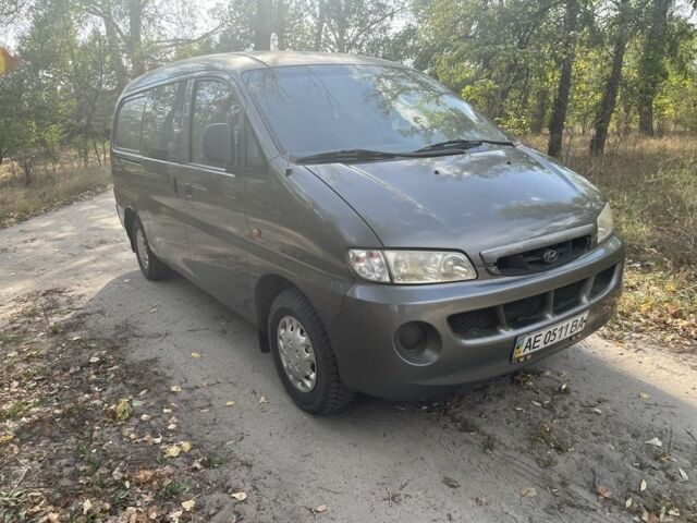 Сірий Хендай Н 200, об'ємом двигуна 2.5 л та пробігом 240 тис. км за 4000 $, фото 2 на Automoto.ua