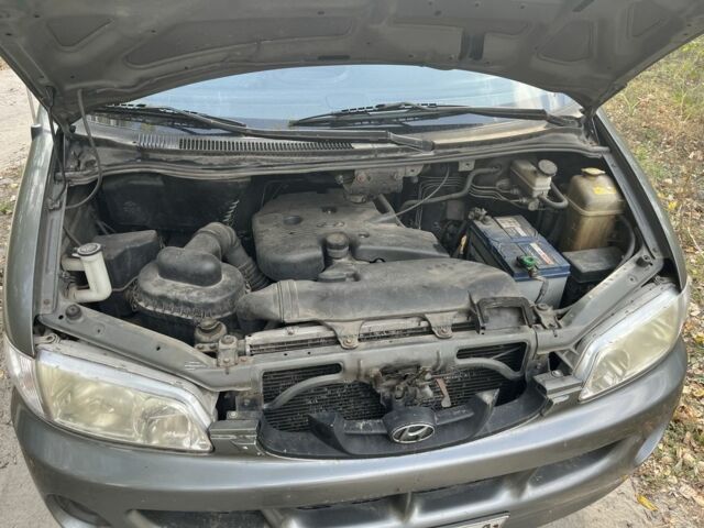 Сірий Хендай Н 200, об'ємом двигуна 2.5 л та пробігом 240 тис. км за 4000 $, фото 11 на Automoto.ua