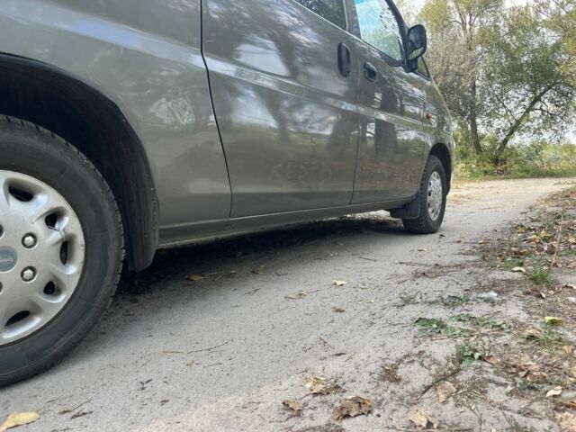 Сірий Хендай Н 200, об'ємом двигуна 2.5 л та пробігом 240 тис. км за 4000 $, фото 6 на Automoto.ua