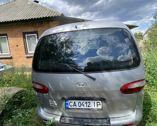 Серый Хендай Н 200, объемом двигателя 2.5 л и пробегом 474 тыс. км за 3000 $, фото 3 на Automoto.ua