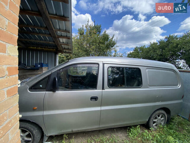 Серый Хендай Н 200, объемом двигателя 2.5 л и пробегом 474 тыс. км за 3000 $, фото 1 на Automoto.ua