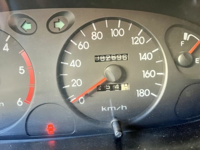 Серый Хендай Н 200, объемом двигателя 2.5 л и пробегом 382 тыс. км за 3600 $, фото 6 на Automoto.ua