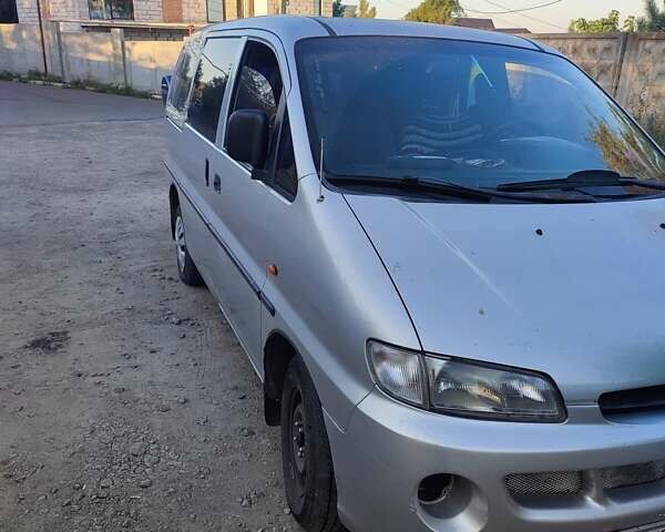 Серый Хендай Н 200, объемом двигателя 2.5 л и пробегом 590 тыс. км за 3600 $, фото 5 на Automoto.ua