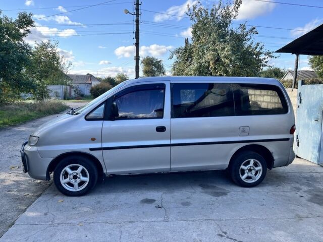 Серый Хендай Н 200, объемом двигателя 2.5 л и пробегом 382 тыс. км за 3600 $, фото 3 на Automoto.ua