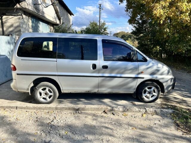 Серый Хендай Н 200, объемом двигателя 2.5 л и пробегом 382 тыс. км за 3600 $, фото 2 на Automoto.ua