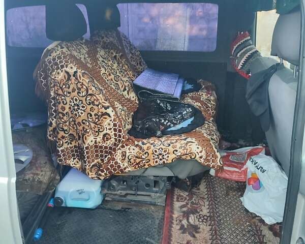 Серый Хендай Н 200, объемом двигателя 2.5 л и пробегом 590 тыс. км за 3600 $, фото 6 на Automoto.ua