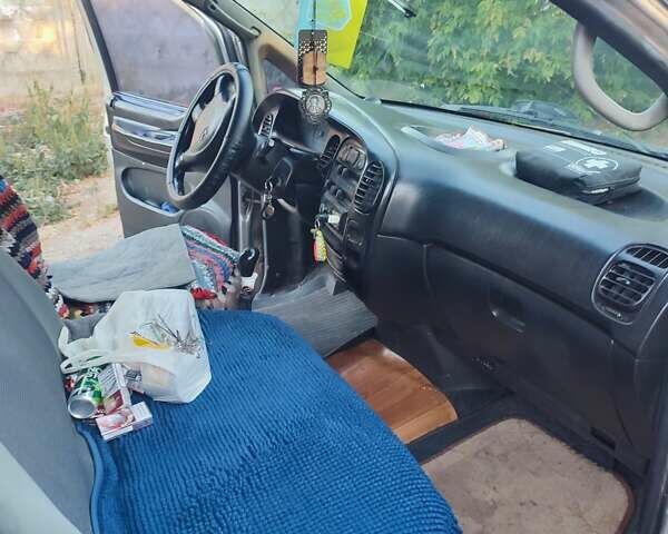 Серый Хендай Н 200, объемом двигателя 2.5 л и пробегом 590 тыс. км за 3600 $, фото 1 на Automoto.ua