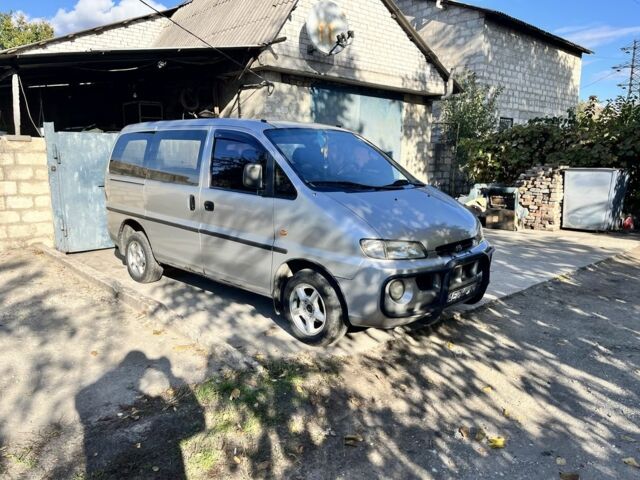 Серый Хендай Н 200, объемом двигателя 2.5 л и пробегом 382 тыс. км за 3600 $, фото 1 на Automoto.ua