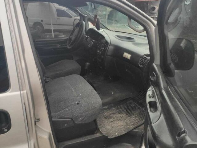 Серый Хендай Н 200, объемом двигателя 2.5 л и пробегом 385 тыс. км за 3200 $, фото 3 на Automoto.ua