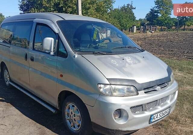 Серый Хендай Н 200, объемом двигателя 2.48 л и пробегом 363 тыс. км за 3800 $, фото 7 на Automoto.ua