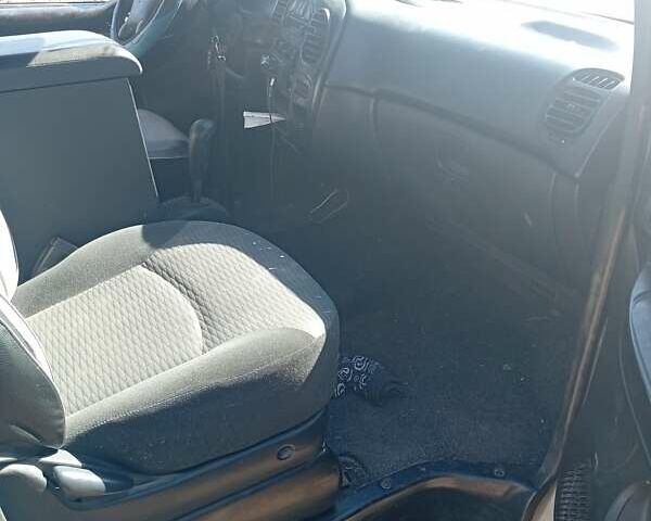 Серый Хендай Н 200, объемом двигателя 2.48 л и пробегом 363 тыс. км за 3800 $, фото 3 на Automoto.ua