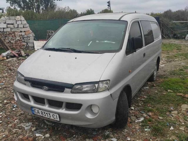 Серый Хендай Н 200, объемом двигателя 2.5 л и пробегом 385 тыс. км за 3200 $, фото 4 на Automoto.ua