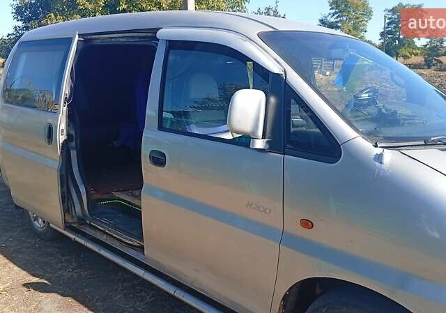 Серый Хендай Н 200, объемом двигателя 2.48 л и пробегом 363 тыс. км за 3800 $, фото 1 на Automoto.ua