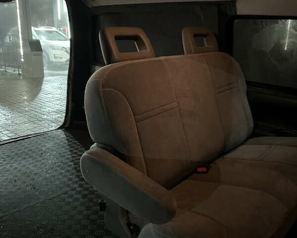 Серый Хендай Н 200, объемом двигателя 2.5 л и пробегом 380 тыс. км за 2400 $, фото 9 на Automoto.ua