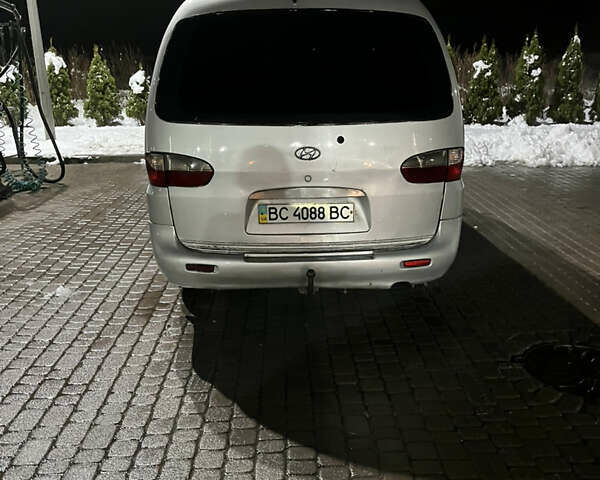 Серый Хендай Н 200, объемом двигателя 2.5 л и пробегом 380 тыс. км за 2400 $, фото 4 на Automoto.ua