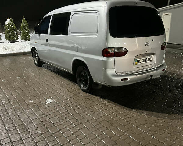 Серый Хендай Н 200, объемом двигателя 2.5 л и пробегом 380 тыс. км за 2400 $, фото 5 на Automoto.ua