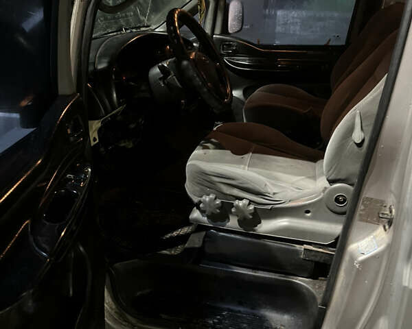 Серый Хендай Н 200, объемом двигателя 2.5 л и пробегом 380 тыс. км за 2400 $, фото 10 на Automoto.ua