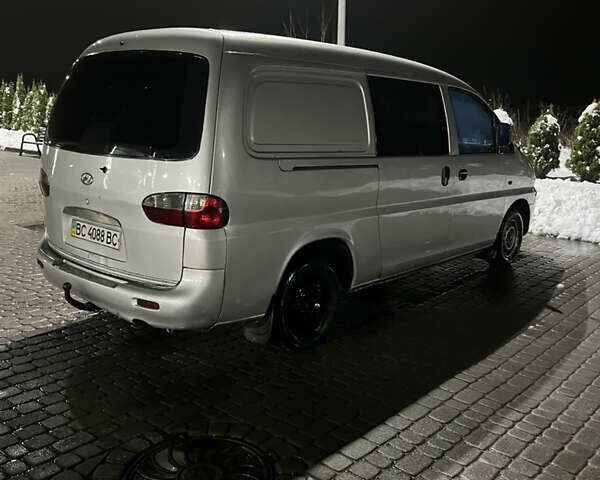 Серый Хендай Н 200, объемом двигателя 2.5 л и пробегом 380 тыс. км за 2400 $, фото 3 на Automoto.ua