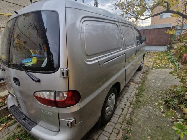 Серый Хендай Н 200, объемом двигателя 0 л и пробегом 299 тыс. км за 1500 $, фото 1 на Automoto.ua