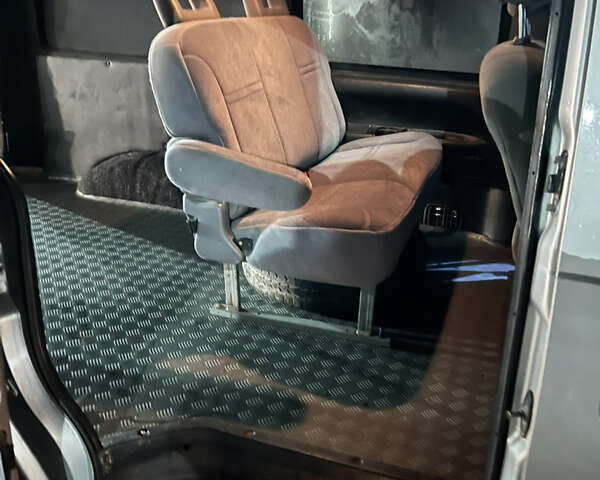 Серый Хендай Н 200, объемом двигателя 2.5 л и пробегом 380 тыс. км за 2400 $, фото 7 на Automoto.ua