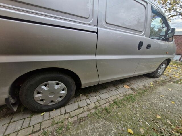 Серый Хендай Н 200, объемом двигателя 0 л и пробегом 299 тыс. км за 1500 $, фото 2 на Automoto.ua