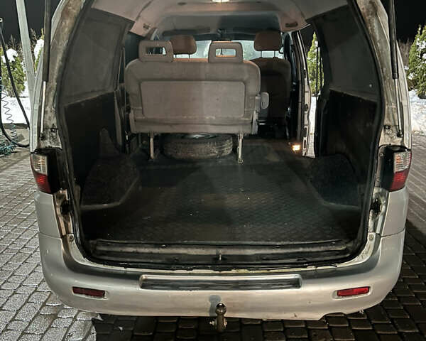 Серый Хендай Н 200, объемом двигателя 2.5 л и пробегом 380 тыс. км за 2400 $, фото 6 на Automoto.ua