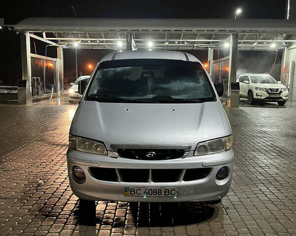 Серый Хендай Н 200, объемом двигателя 2.5 л и пробегом 380 тыс. км за 2400 $, фото 1 на Automoto.ua