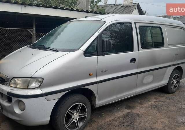 Сірий Хендай Н 200, об'ємом двигуна 2.4 л та пробігом 310 тис. км за 1000 $, фото 1 на Automoto.ua