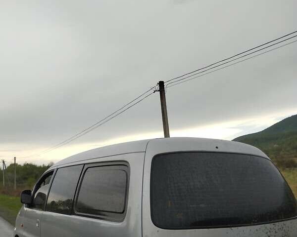 Серый Хендай Н 200, объемом двигателя 2.5 л и пробегом 380 тыс. км за 3500 $, фото 2 на Automoto.ua