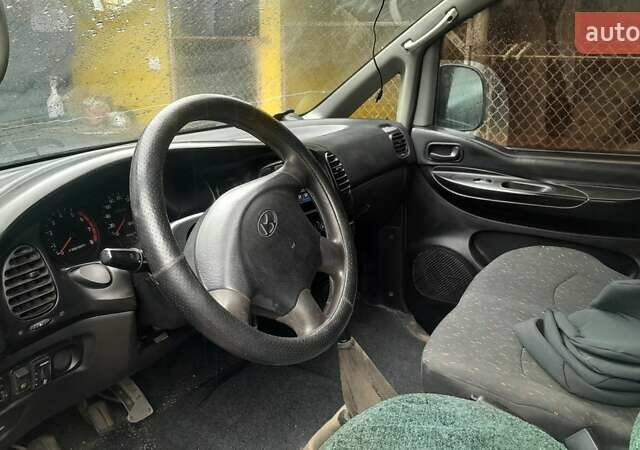 Сірий Хендай Н 200, об'ємом двигуна 2.4 л та пробігом 310 тис. км за 1000 $, фото 3 на Automoto.ua