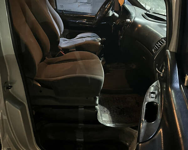 Серый Хендай Н 200, объемом двигателя 2.5 л и пробегом 380 тыс. км за 2400 $, фото 8 на Automoto.ua