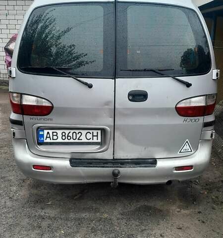 Сірий Хендай Н 200, об'ємом двигуна 2.4 л та пробігом 310 тис. км за 1000 $, фото 2 на Automoto.ua